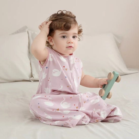 Fillette assise avec une Gigoteuse Bébé Douceur des Cygnes