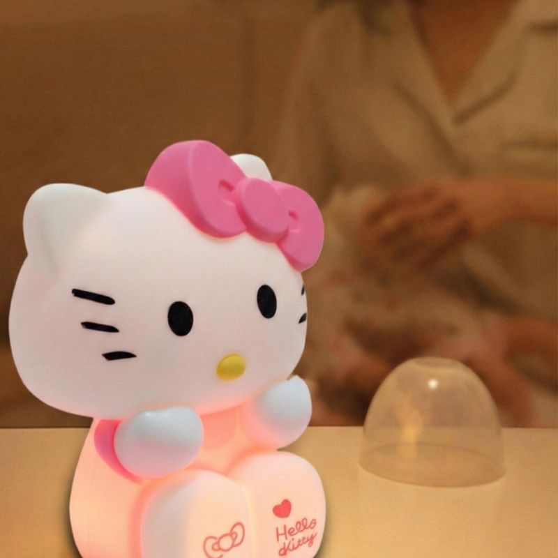 Allaitement de bébé via l'éclairage de notre veilleuse bébé Hello Kitty