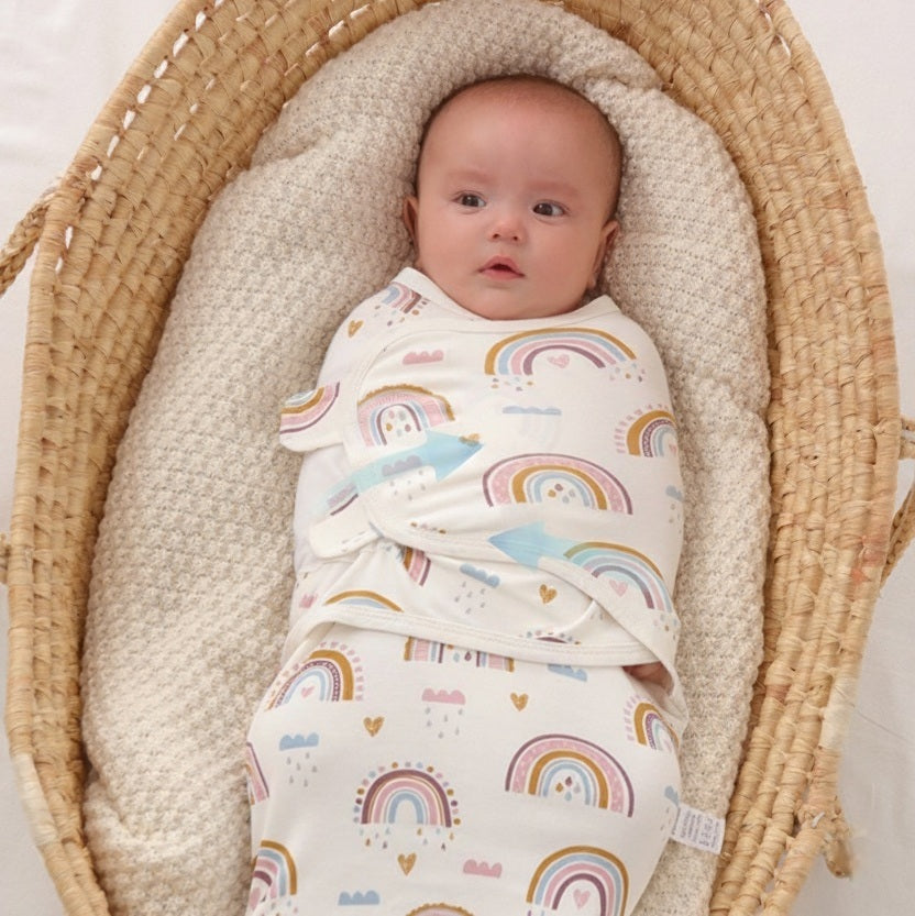 Bébé allongé avec Emmaillotage Couverture Arc-en-ciel