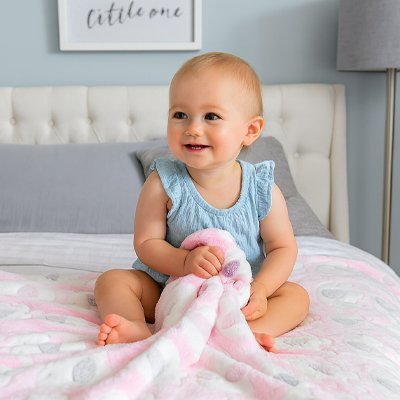 Bébé avec une Couverture bébé Éléphanteau rose