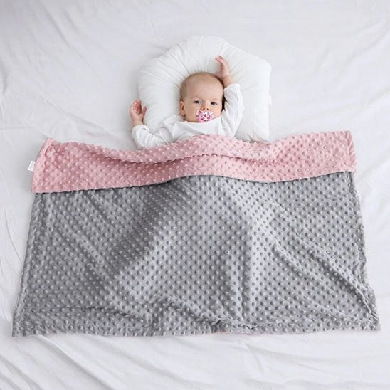 Bébé avec une Couverture bébé FullMinky gris et rose