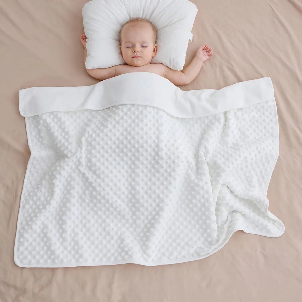 Bébé endormi avec une Couverture bébé RectoBulles blanche