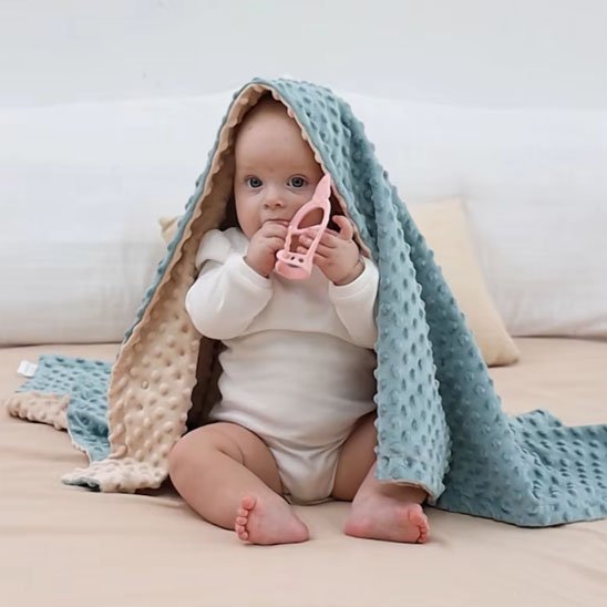 Bébé rassuré avec une Couverture bébé FullMinky vert et beige