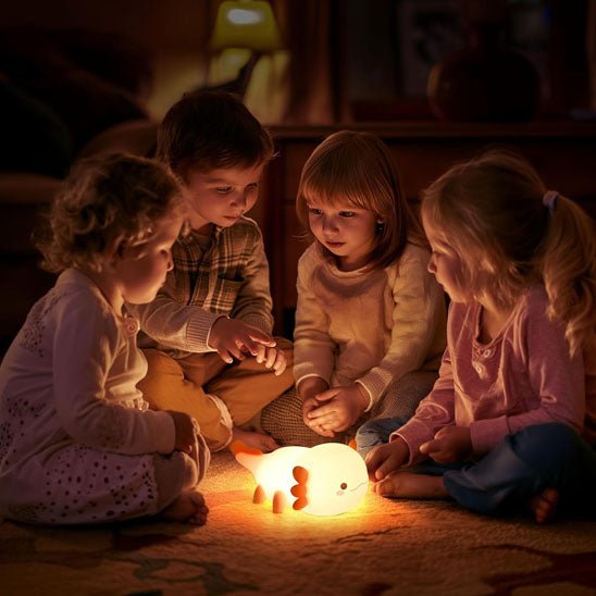 Enfants autour de notre veilleuse bébé AxolotlNightLight™
