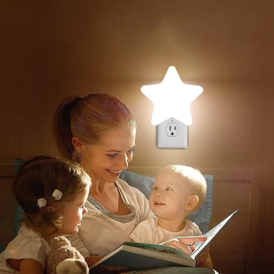 MAMAN CONTANT UNE HISTOIRE AVEC NOTRE VEILLEUSE BEBE STARLIGHTPLUG BLANCHE