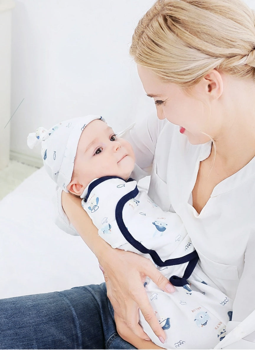 Maman et bébé avec une Couverture d'emmaillotage Aventure de pirates