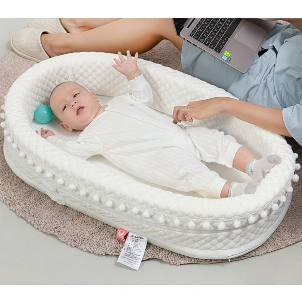 MAMAN TAQUINANT BEBE ALLONGE DANS NOTRE REDUCTEUR DE LIT BEBE WHITESLEEPYNEST