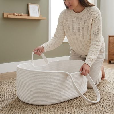 Maman transportant notre Couffin SimpleChic™
