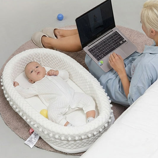 MAMAN TRAVAILLANT ET BEBE ALLONGE DANS NOTRE REDUCTEUR DE LIT BEBE WHITESLEEPYNEST