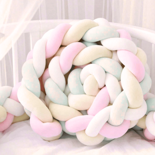TOUR DE LIT TRESSE Rose Jaune Blanc CozyKnot™ dans un berceau