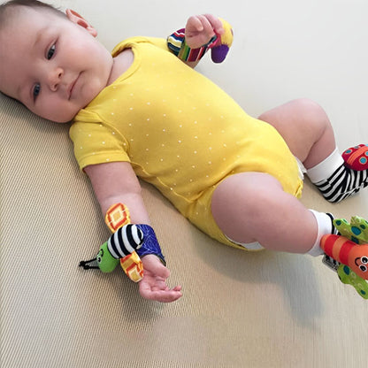 Bébé arborant notre hochet bébé BuggyRattles™