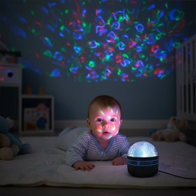 Bébé enchanté par notre veilleuse projection NightLightAurora™