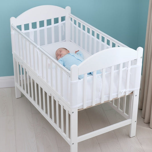Bébé endormi et protégé par un tour de lit respirant blanc
