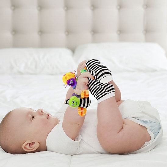 Bébé jouant avec notre ensemble hochet bébé BuggyRattles™