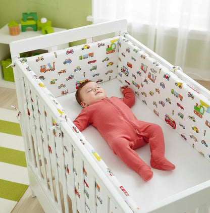 Bébé allongé et protégé par un contour de lit de bébé blanc Rêve sur roues