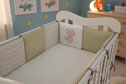 Berceau avec un TOUR DE LIT POUR BEBE Ourson