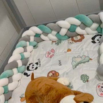 Berceau avec une Tresse de Lit Vert Blanc Gris CozyKnot™