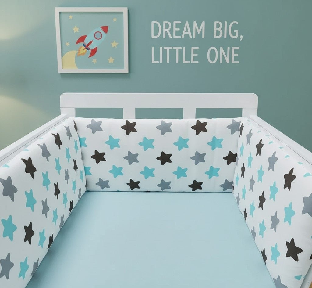 Chambre décorée avec un tour de lit bébé harmonie d'étoiles bleu
