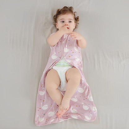 Fillette allongée avec notre Gigoteuse Bébé Douceur des Cygnes entrouverte
