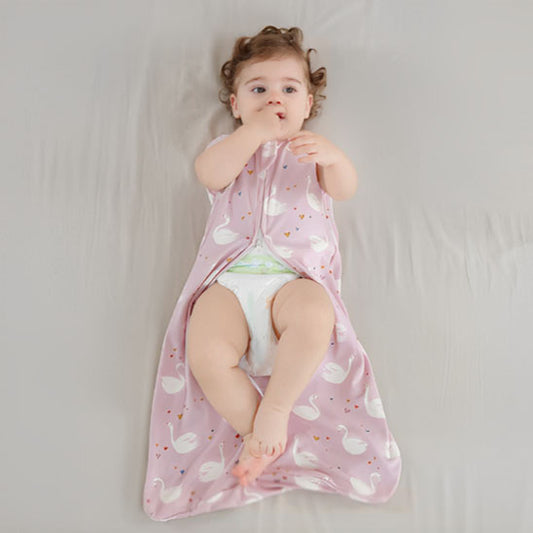 Fillette allongée avec notre Gigoteuse Bébé pour fille sans manche entrouverte