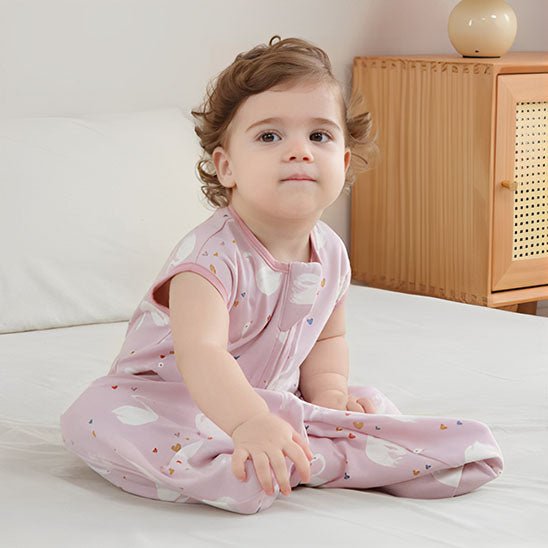 Fillette assise avec notre Gigoteuse Bébé Douceur des Cygnes