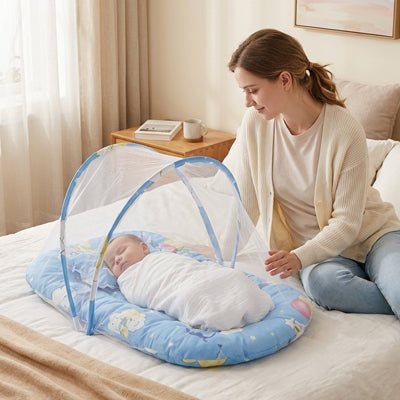 MAMAN AVEC BEBE ENDORMI DANS NOTRE LIT MOUSTIQUAIRE BEBE BLEU