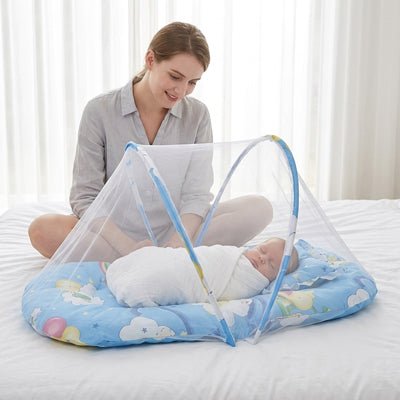 MAMAN VEILLANT SUR BEBE ENDORMI DANS NOTRE LIT MOUSTIQUAIRE BEBE BLEU