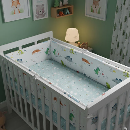 Tour de lit Dino blanc dans un décor vert