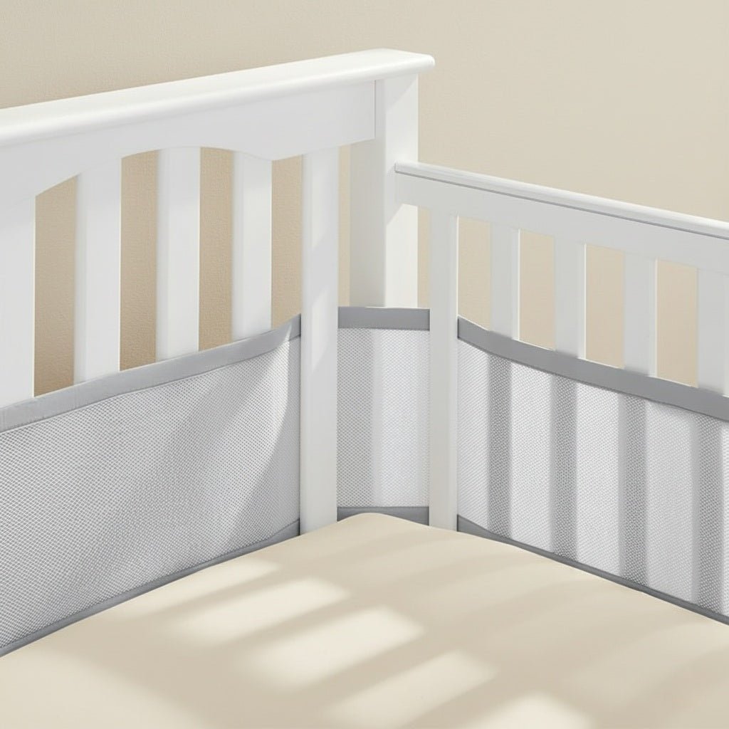 Tour de lit respirant gris dans un berceau