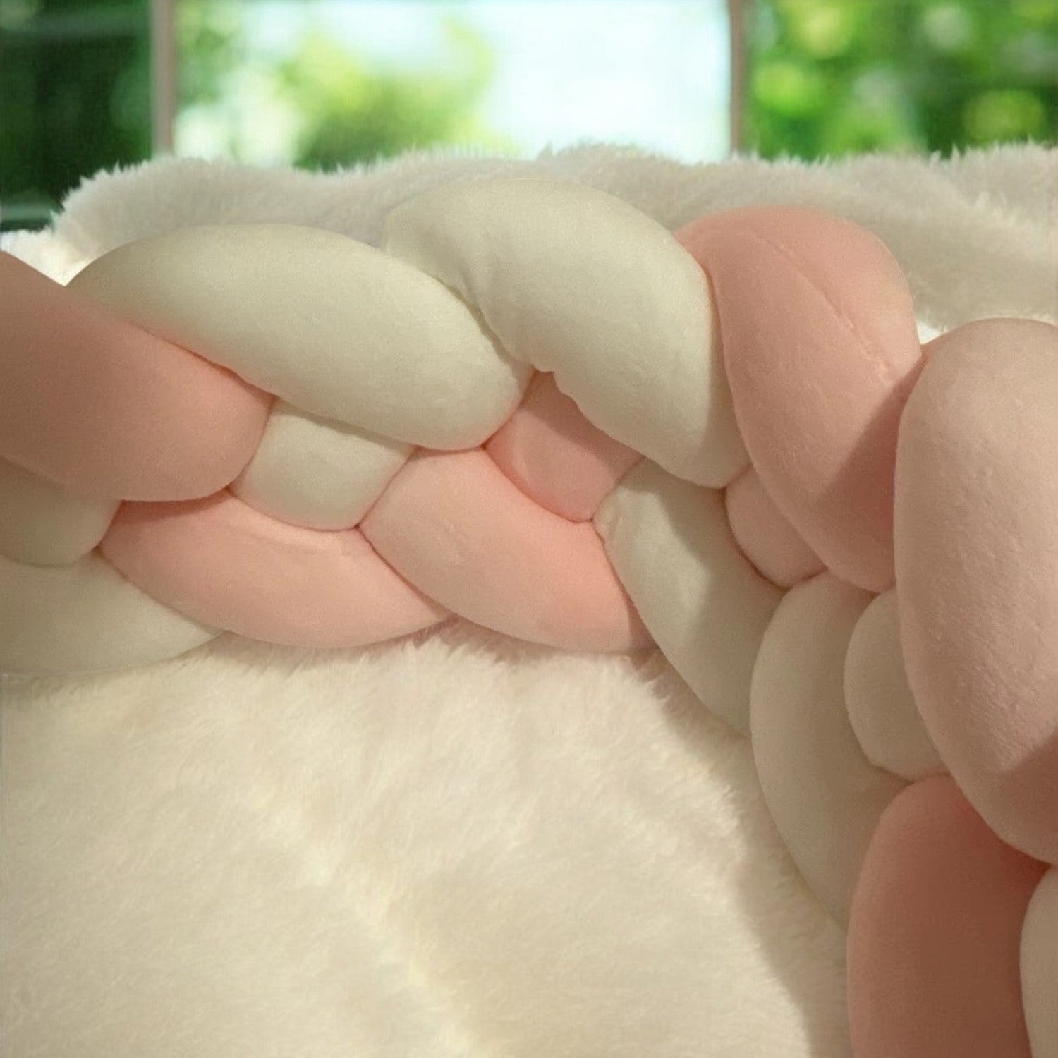 Zoom du Tour de Lit Tressé Rose Blanc CozyKnot™