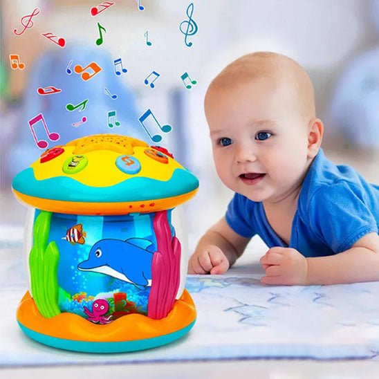 Bébé admirant la veilleuse musicale bébé Rotating