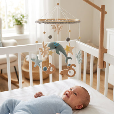 Bébé admirant notre mobile bébé DreamyWhale™