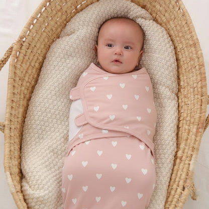Bébé allongé avec une Couverture d emmaillotage Douceur de cœur