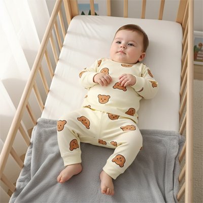 Bébé allongé avec notre Pyjama bebe Crème