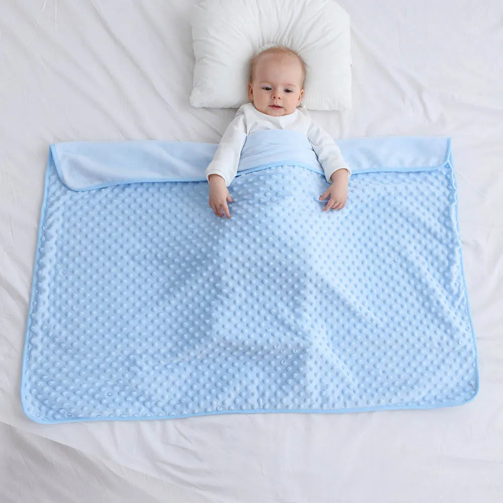 Bébé allongé avec une Couverture bébé RectoBulles bleue
