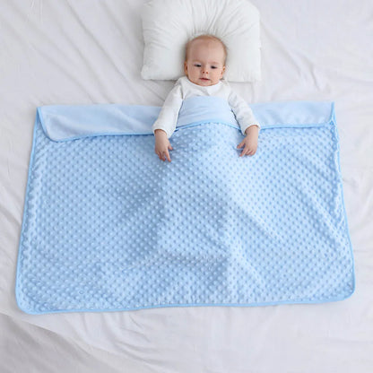Bébé allongé avec une Couverture bébé RectoBulles bleue