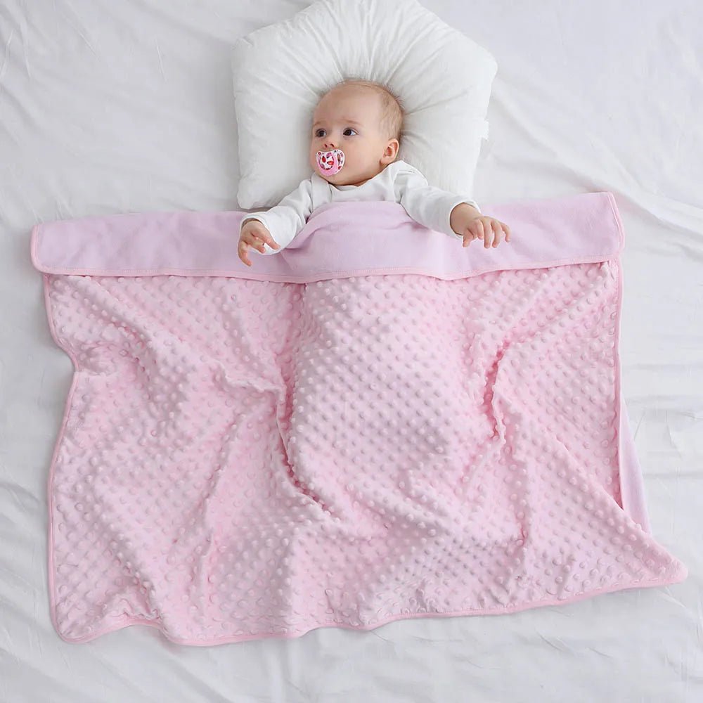 Bébé allongé avec une Couverture bébé RectoBulles rose