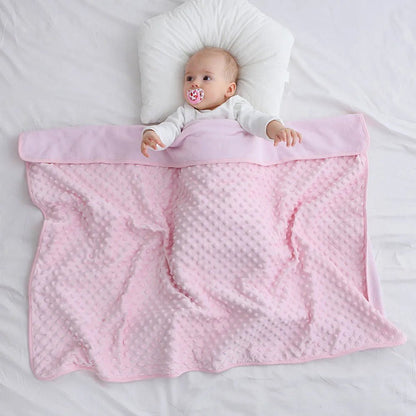 Bébé allongé avec une Couverture bébé RectoBulles rose
