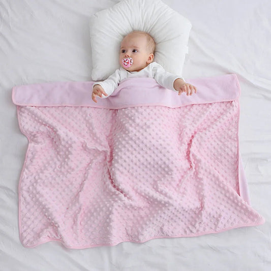 Bébé allongé avec une Couverture bébé RectoBulles rose