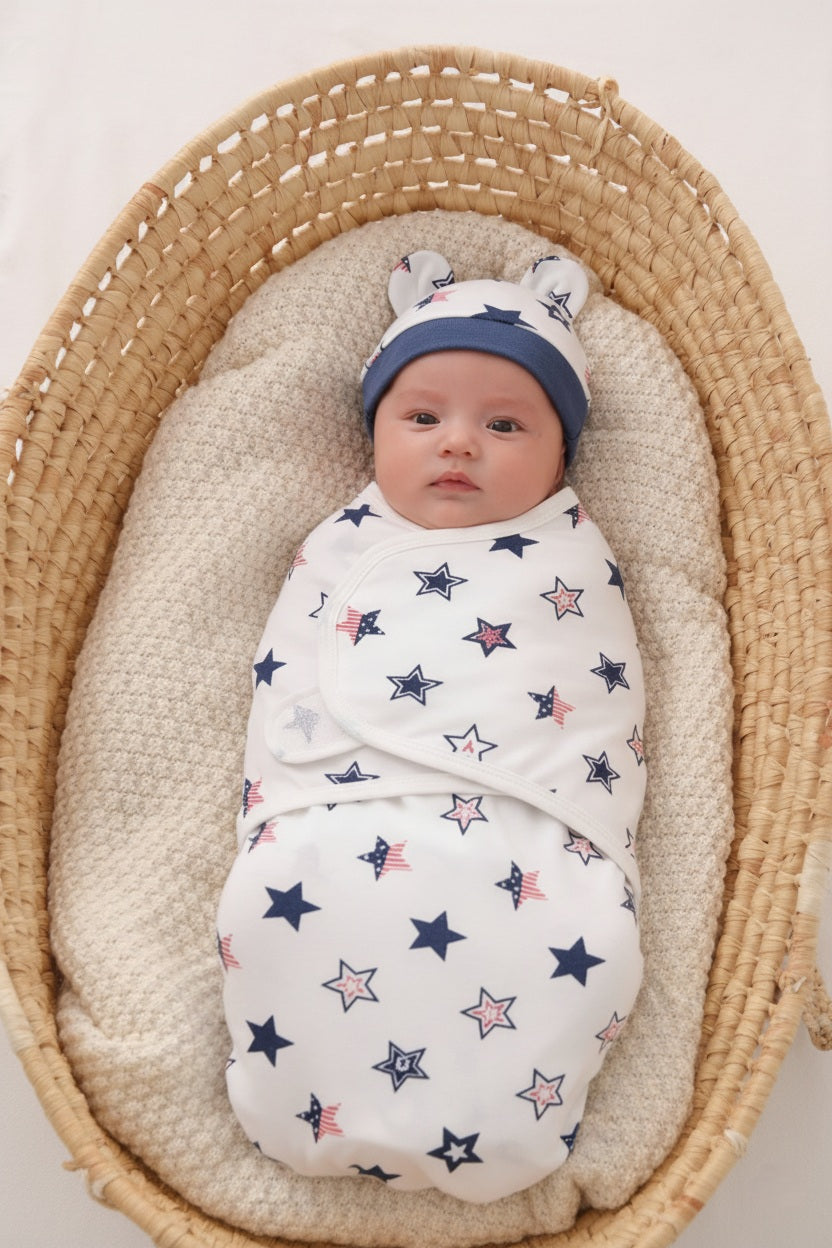 Bébé allongé avec une Couverture d'emmaillotage Étoiles