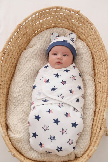 Bébé allongé avec une Couverture d'emmaillotage Étoiles