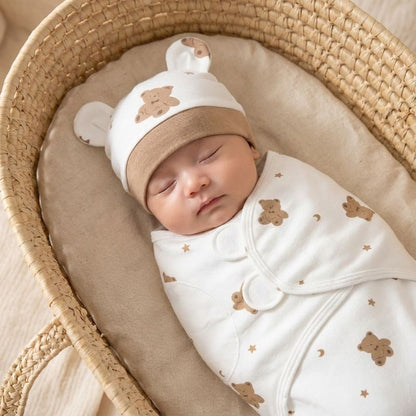 Bébé allongé avec une Couverture emmaillotage Ourson Douillet