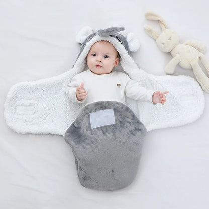 BEBE ALLONGE DANS NOTRE COUVERTURE D EMMAILLOTAGE ANIMALSNUGGLE™ ELEPHANT GRISE