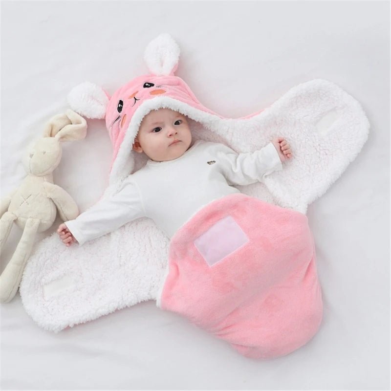 BEBE ALLONGE SUR NOTRE COUVERTURE D EMMAILLOTAGE ANIMALSNUGGLE™ LAPIN ROSE