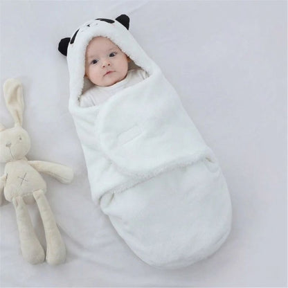 BEBE ALLONGE SUR NOTRE COUVERTURE D EMMAILLOTAGE ANIMALSNUGGLE™ PANDA BLANCHE