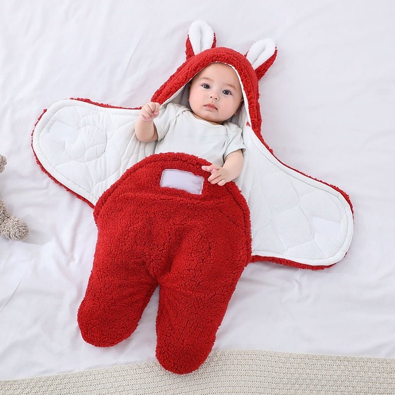 Bébé allongé dans notre emmaillotage couverture CuddleBunny™ rouge