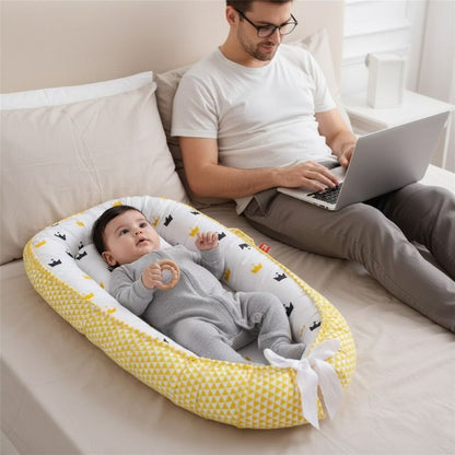 Bébé allongé dans notre réducteur cododo NidPortableBébé Royal auprès de son papa