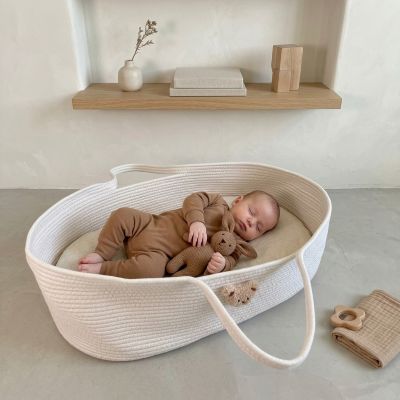 Bébé allongé sereinement dans Notre Couffin bébé CozyRope™