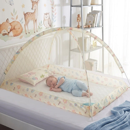 BEBE ALLONGE SOUS NOTRE MOUSTIQUAIRE BEBE LIT DREAMYDOME BEIGE