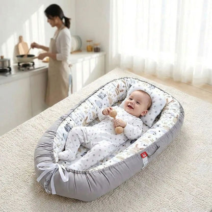BEBE ALLONGE SUR NOTRE BEBE REDUCTEUR DE LIT CUTEOWL™ ET MAMAN EN CUISINE